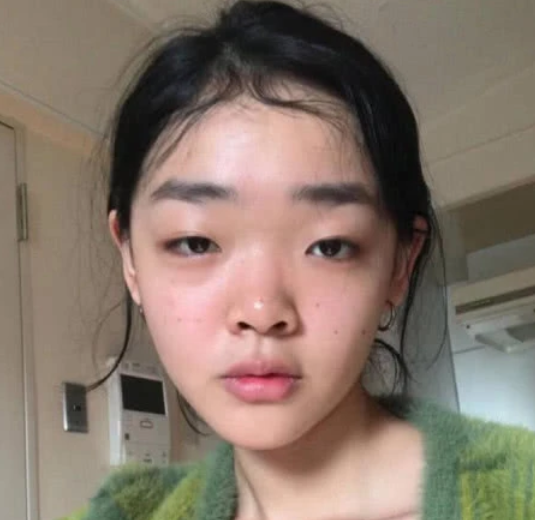 这个00后小女孩,似乎拥有关于"丑"的特质,却成为奢牌的超模宠儿