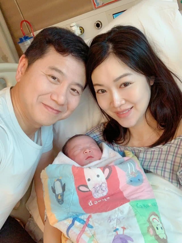 赵薇老公前任三胎产子仅十几天再次出门 一家五口开心去海滩玩水