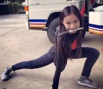 搞笑图片:妹子,你以为这样就可以打败你的情敌了吗,你还是太年轻啊!