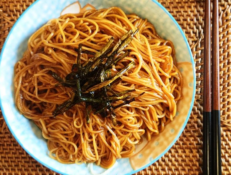 蔥油拌麵的做法: 備用食材:麵條適量,香蔥1小把,特級醬油2勺,海鮮醬油