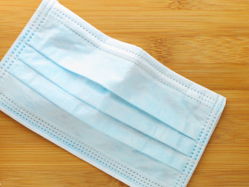 防尘口罩或加厚的布口罩中间,添加平铺开的三张质地较好的木质餐巾纸