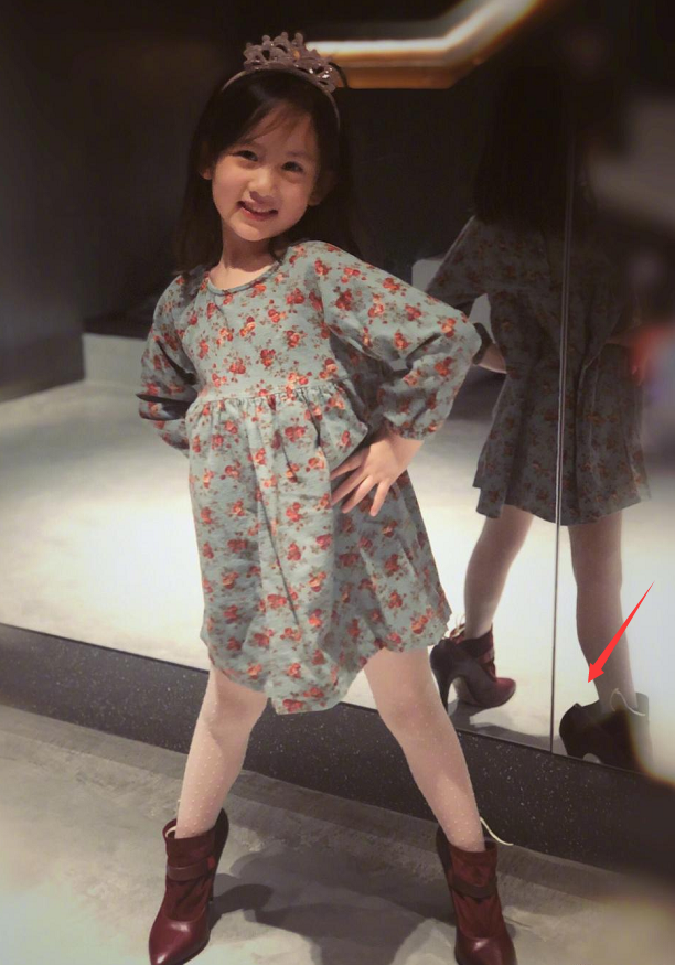 孙莉晒小女儿近照,和黄磊长得一模一样,脚上"妈妈款"鞋子亮了