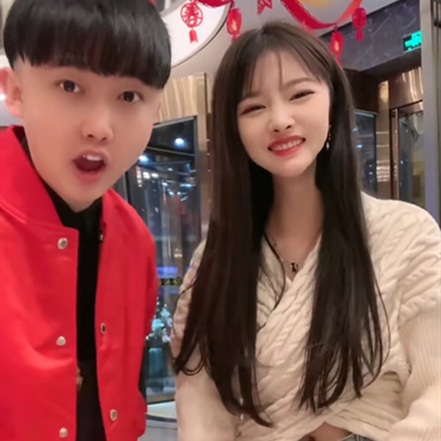 昨天晚上,四川可乐和小伊伊相约好要直播pk,看看谁