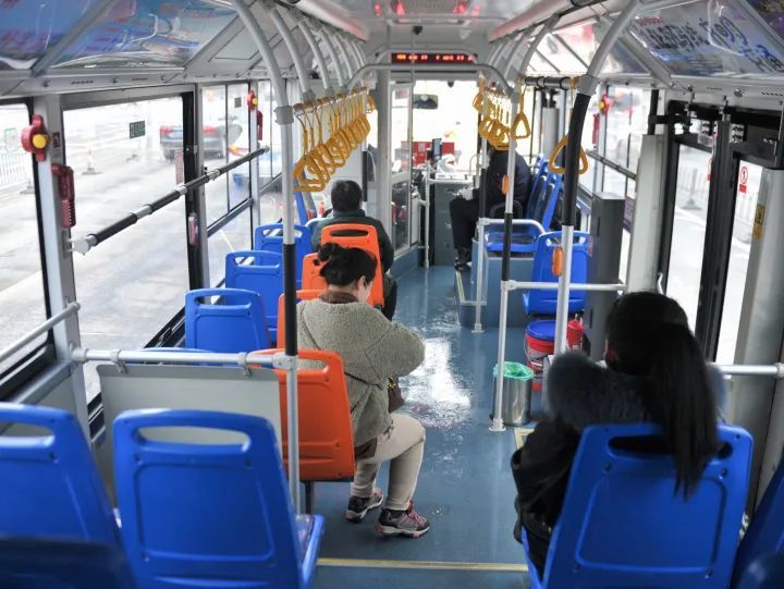 实名制测体温不能并排坐德州教科书式乘坐公交车硬核