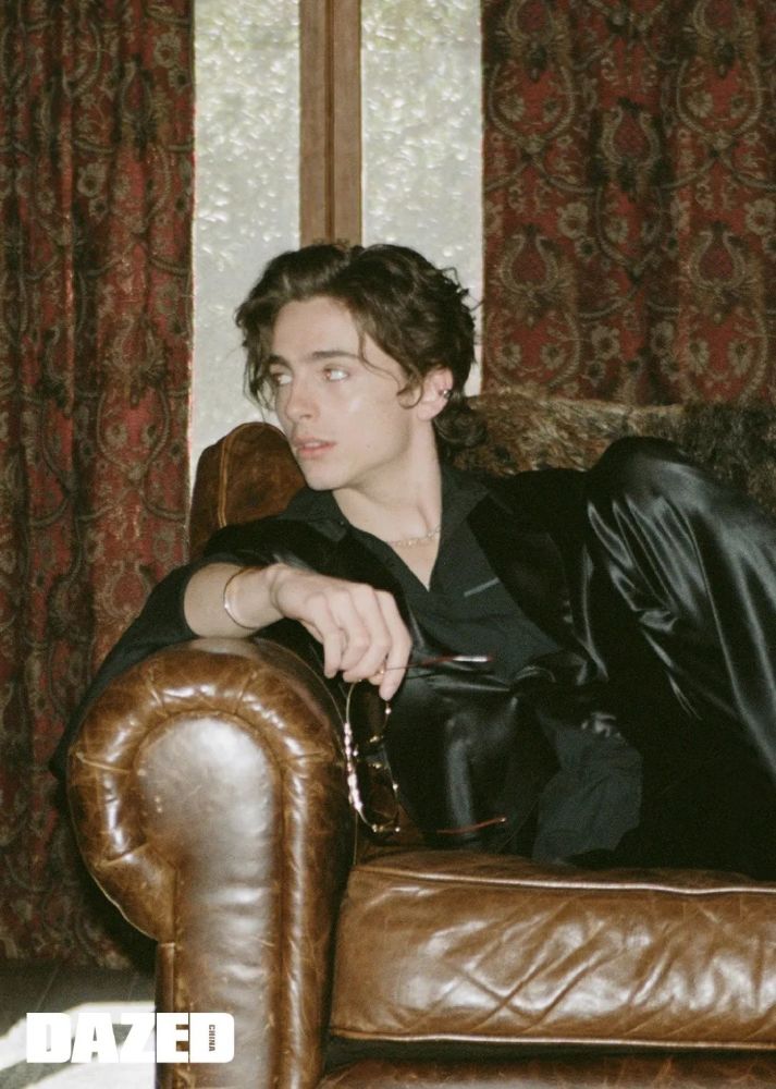 组图:簪花少年"甜茶"蒂莫西·柴勒梅德春日写真大片