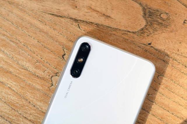 企鹅快看 | 华为畅享10e珍珠白图赏:外观清新实力强悍的千元机新品