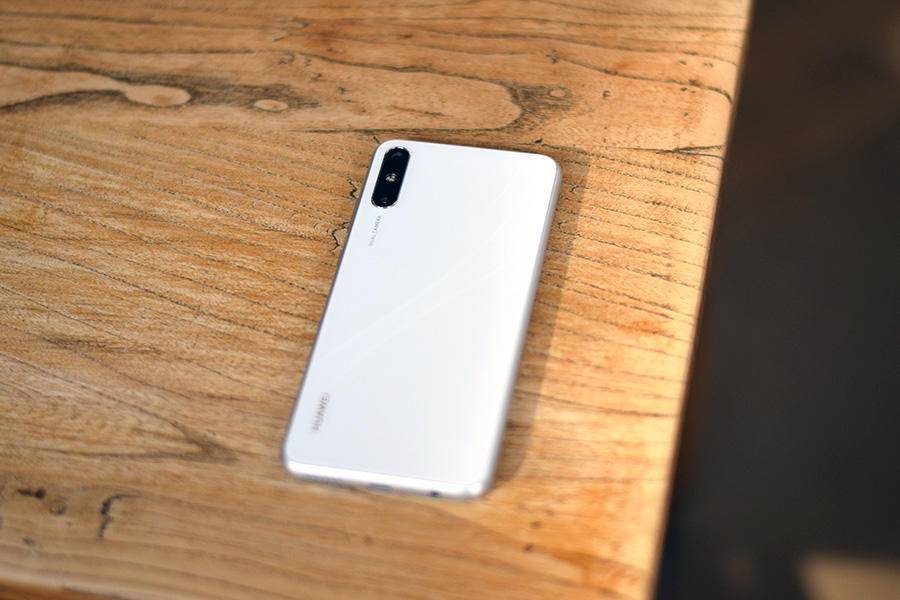 企鹅快看华为畅享10e珍珠白图赏外观清新实力强悍的千元机新品