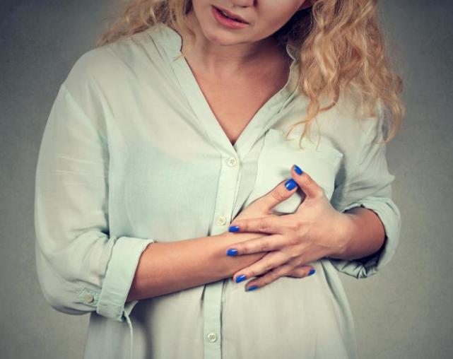 分娩后的3~4天,是泌乳素分泌的高峰期,当奶水供需达不到平衡时,妈妈