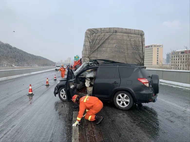 青海西寧:雪天路滑致使兩車追尾 駕車出行請注意安全!