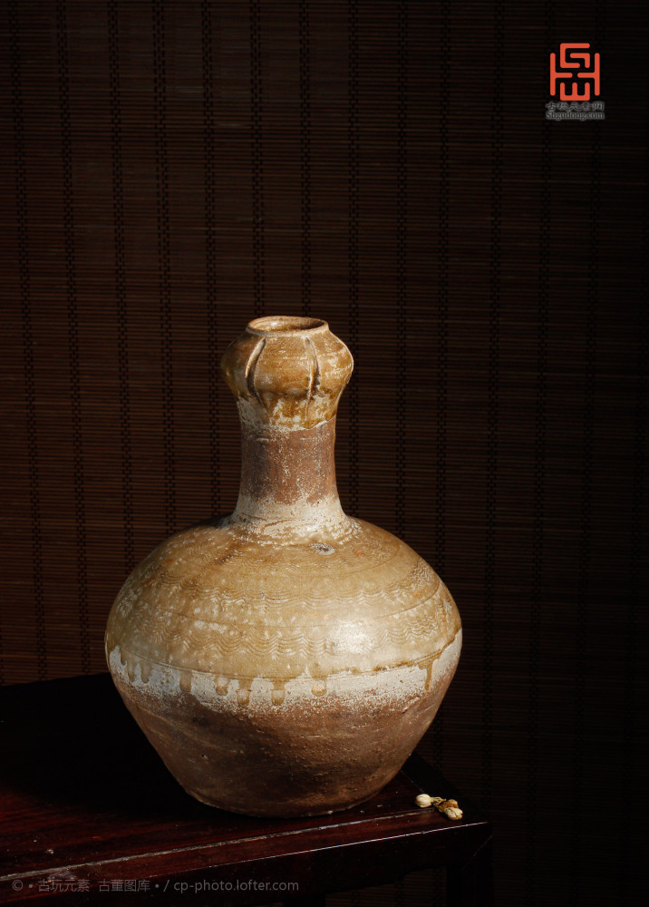 汉原始青瓷长颈蒜头瓶