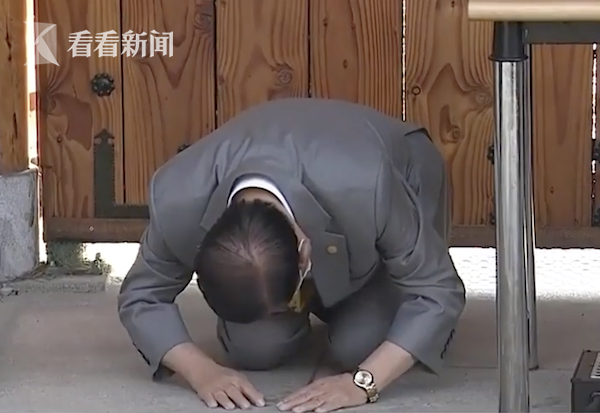 新天地会长李万熙在记者会下跪向韩国国民道歉