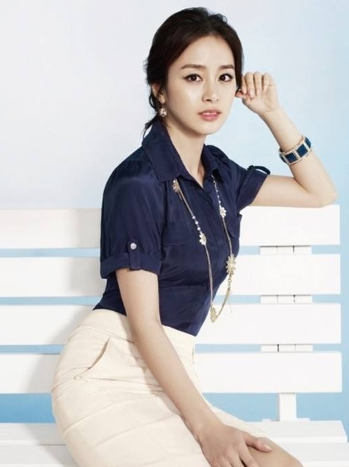 蓝色的衬衫搭配包臀裙,金泰熙完美的身材就这么展露了出来,整体造型中
