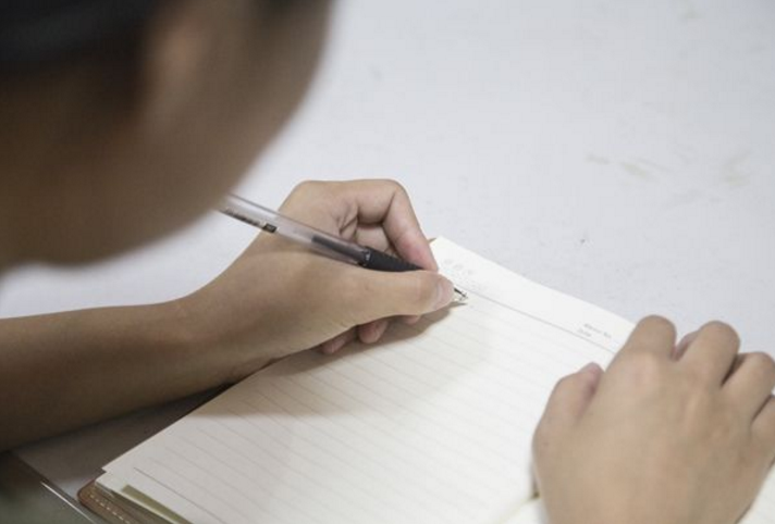 达芬奇和爱因斯坦都喜欢用左手写字,左撇子比右撇子更聪明?