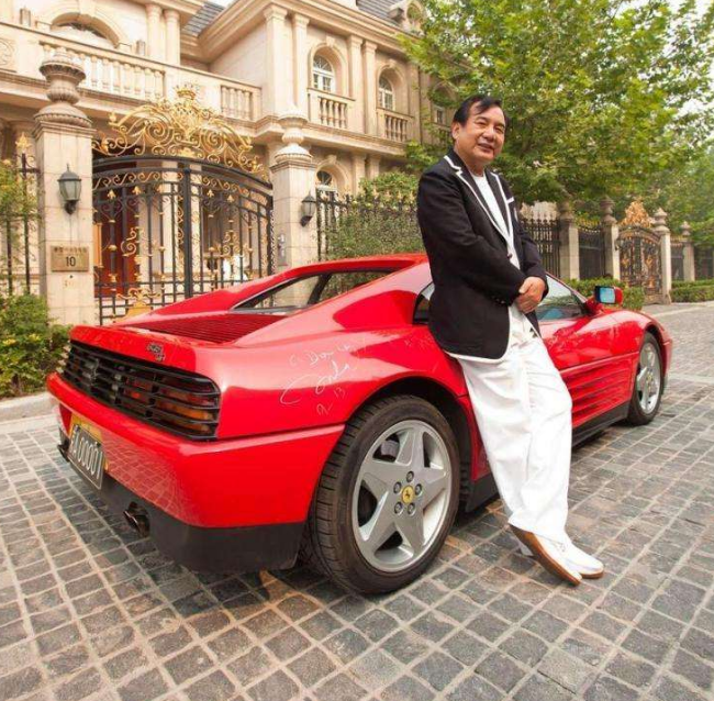 京a00001车主,拥有国内首台法拉利,过生日赵本山站着敬酒