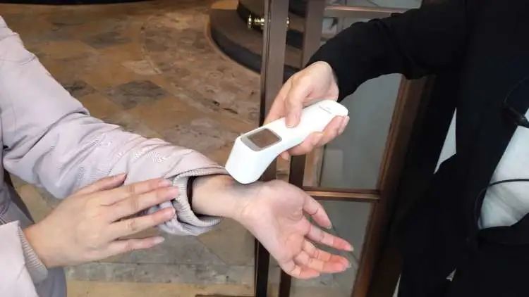 "嘀——"一下体温合格后,还需要做进门前最后一项工作:信息登记.