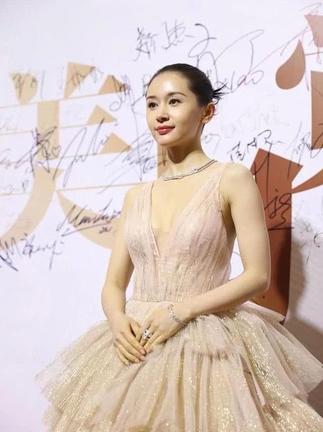 王子文彻底"放开"了,穿深v香槟色连衣裙亮相,个子虽小但丰满