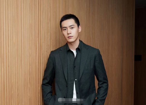 撒野主角定妆照曝光顾飞寸头照帅炸了电视剧改名为左肩有你