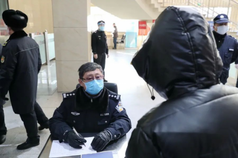 "哈西派出所宋国学,党龄30年,距退休182天."垫上尿不湿也要上岗去!