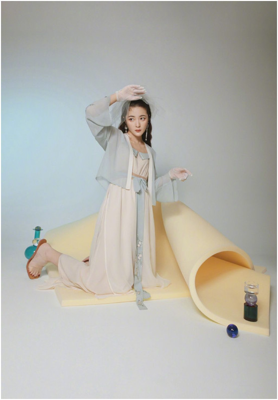 周星驰义女周小狄长大了一袭汉服穿出高级感了