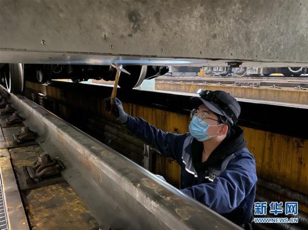 列车抗疫战线上的90后掏粪工