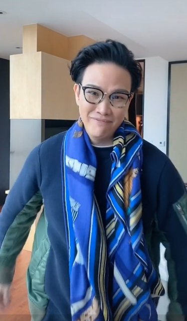 苏永康随后将围巾随意的戴到了脖子上,表示这样就完成了,不需要太多