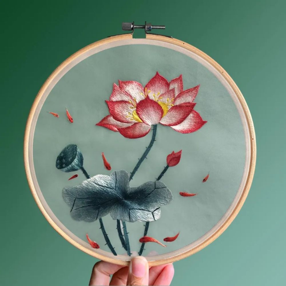 80后姑娘用一把团扇惊艳全世界,原来中国刺绣可以这么美!