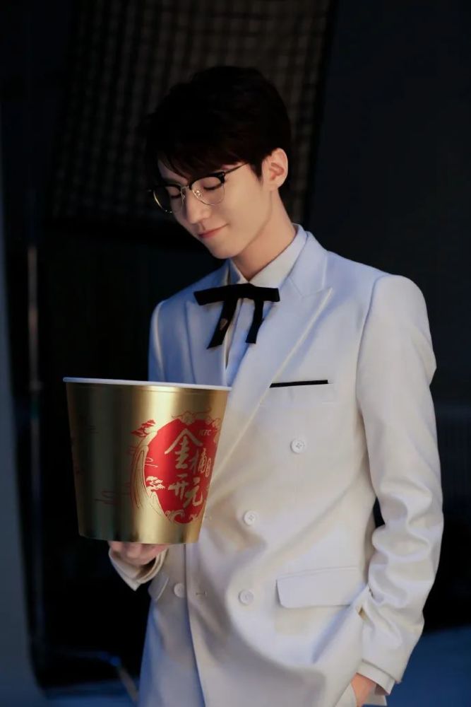 王俊凯也开始走 妖孽 路线了 西装配choker 看得心醉了 腾讯新闻