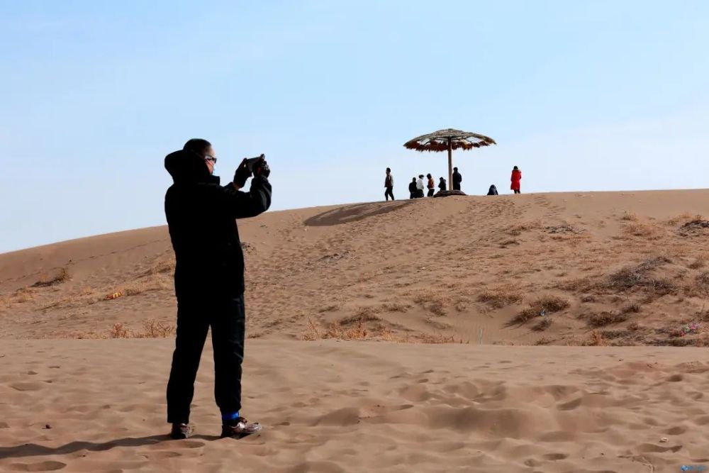 张掖：沙漠公园恢复开放迎春游