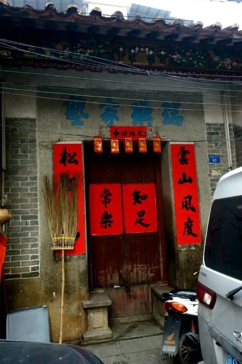 暹岗村位于广州城区东部,萝岗公路南侧(今开创大道南侧),现属黄埔区联