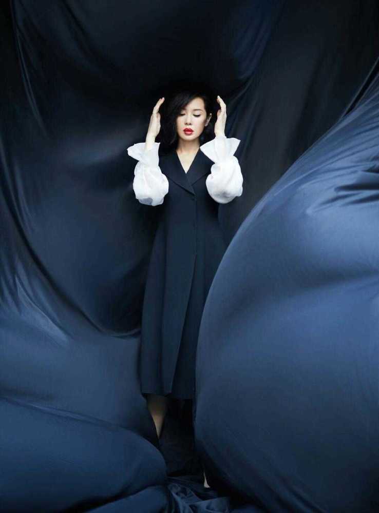 余男气场真的太强大,身穿黑白西装连衣裙复古摩登,风情万种