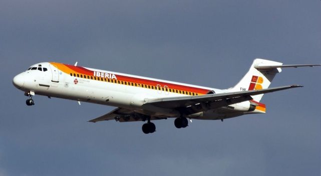 当天早上,意大利米兰连尼治机场笼罩在大雾中,机场仍在运行.