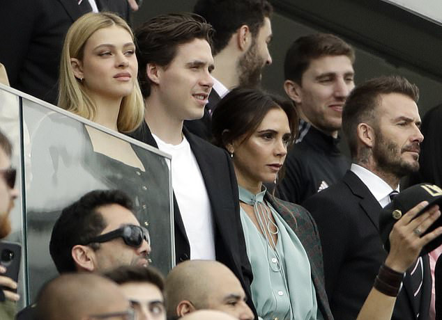 贝克汉姆|贝克汉姆21岁长子成功求婚后，维多利亚再宣布喜讯：就要结婚了