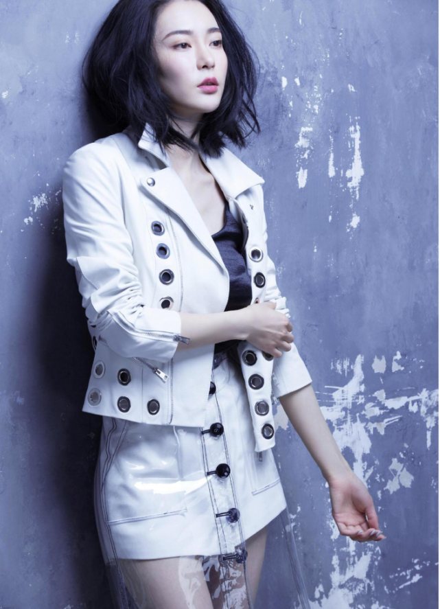 身穿白色皮质外套内搭黑色吊带,身材凹凸感十足|连衣裙|胡然|皮衣