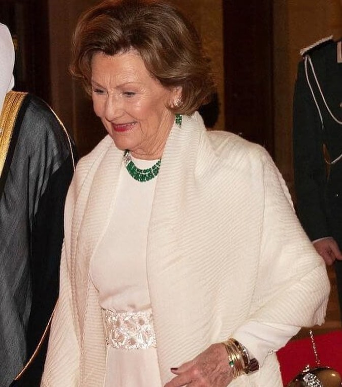 约旦王后穿蓝色贴身裙接待贵宾,如美人鱼,挪威王后戴祖母绿致胜