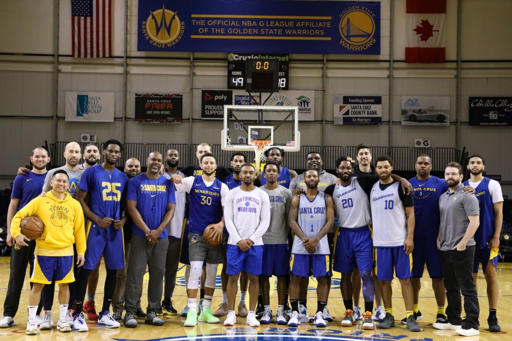 同时,圣克鲁斯勇士队还发布了库里和队员们的合影,并且写道:"谢谢你与