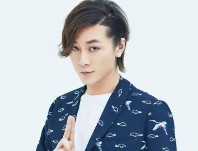 着装打扮很有张大仙的风格,和直播看起来没有太大