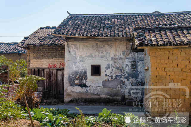 韶关始兴县罗所村的老屋,蓝天下的瓦房有家乡熟悉的印记,看咋样