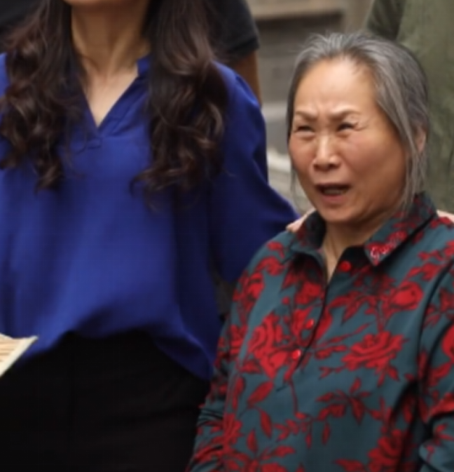 在这场戏中,苇青需要自己拿着一瓶矿泉水直接往头上浇,水花四下山