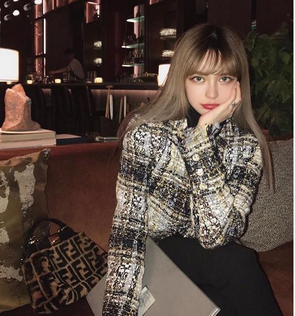 周扬青|网红变富婆？周扬青为名下店铺做宣传，一件T恤卖价上万还秒光