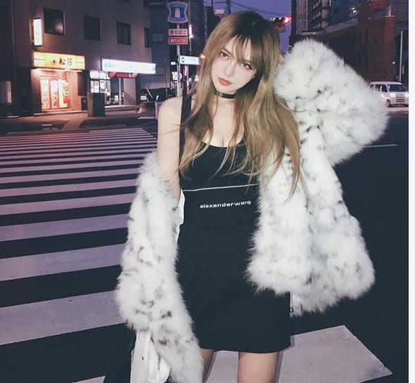 周扬青|网红变富婆？周扬青为名下店铺做宣传，一件T恤卖价上万还秒光