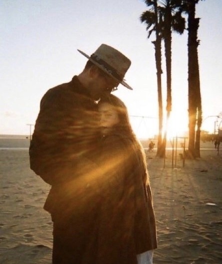 高以翔女友bella晒近照,置身大自然度假,消瘦背影让人心疼