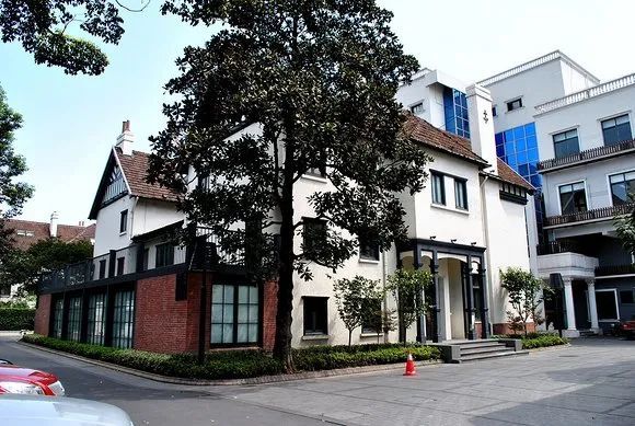 而巨鹿路886号便是邬达克1919年在上海的处女作