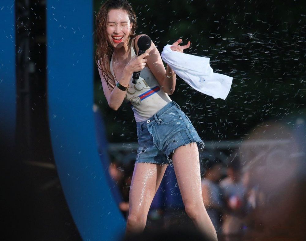 李宣美身着showmaker队服晒自拍faker为什么