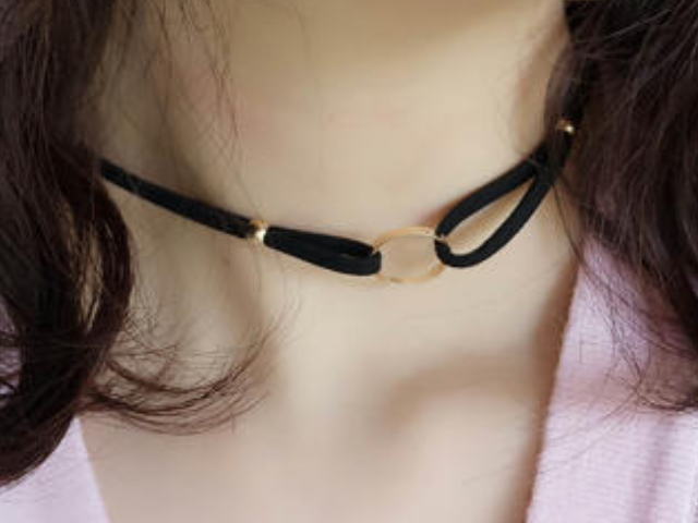 中国自古以来就对装饰品是非常在意的,而有的女生脖子上绑的带子有的