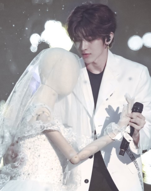 蔡徐坤结婚照遭疯传白西装下腿型亮了比新娘还细一圈