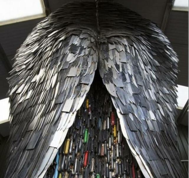 导语:10万把刀打造刀天使,每把刀上刻有受害者名字,天使还是魔鬼?