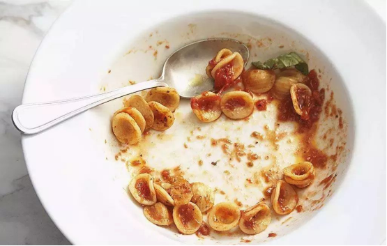 饭店的剩饭剩菜都怎么处理?老板会卖给下一桌客人吗?看老厨师咋说_腾