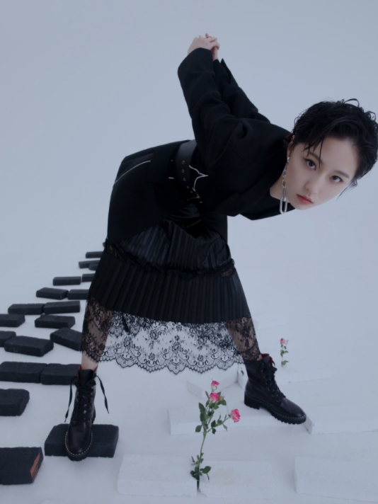 诸葛大力挑战"蕾丝裙"又a又飒!当她180度下腰时,这柔软度我服气