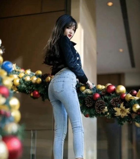 "三星报喜"的紧身牛仔裤,最完美的前凸后翘,网友:美翻了!
