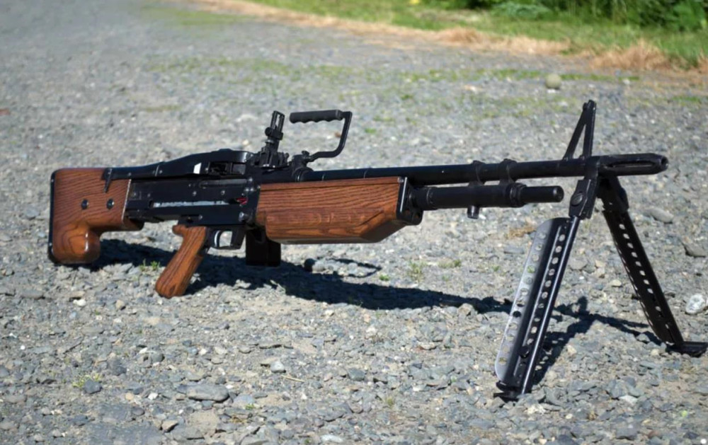 终于还是下手了,美国推出m60机枪木质配件,老枪还能再战50年?